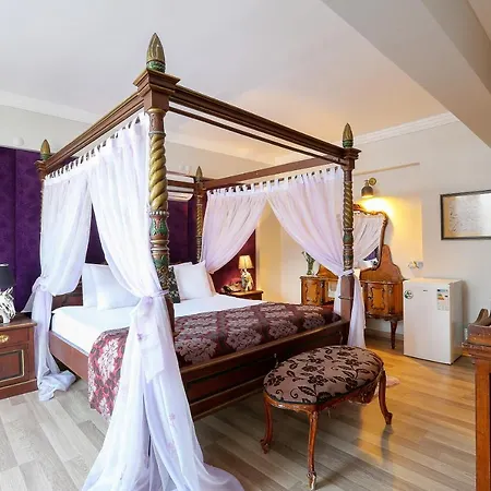 Pera Hotel *